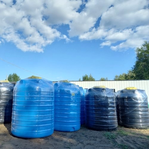 емкости для воды 1000 литров синие и черные